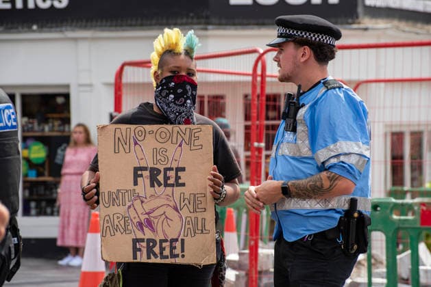 Britain First demo in Maidstone, UK - 15 Aug 2026 An anti-fascist protester has a conversation with a police officer before a demonstration Around 150 supporters of the Britain First far-right party gathered in Maidstone, UK. The protesters marched through at the town centre led by Paul Golding the current leader of the party. Far-right campaigners were confronted by a group of anti-fascist counter-protesters on the way to the County Hall. Maidstone United Kingdom Copyright: xKrisztianxElekx xSOPAxImagesx SSS_20260815_COUNTER_PROTEST_0011005003