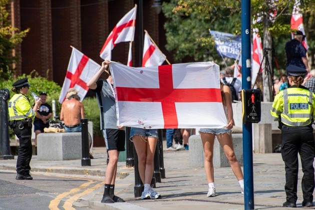 Britain First demo in Maidstone, UK - 15 Aug 2026 Far-right protesters hold a St George s flag near the County Hall during a demonstration Around 150 supporters of the Britain First far-right party gathered in Maidstone, UK. The protesters marched through at the town centre led by Paul Golding the current leader of the party. Far-right campaigners were confronted by a group of anti-fascist counter-protesters on the way to the County Hall. Maidstone United Kingdom Copyright: xKrisztianxElekx xSOPAxImagesx SSS_20260815_COUNTER_PROTEST_0011005011