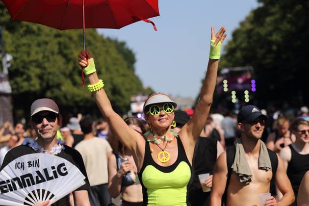 Menschen tanzen während der Rave The Planet Parade auf der Straße des 17. Juni in Berlin, 15. August 2026. Rave The Planet *** People dance during the Rave The Planet Parade on Straße des 17. Juni in Berlin, August 15, 2026 Rave The Planet