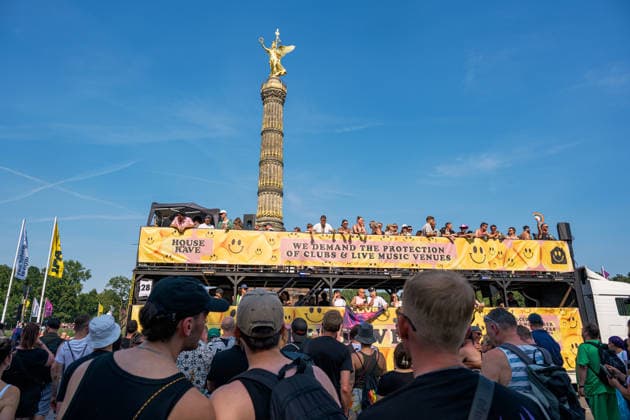 August 15, 2026, Berlin, Berlin, Germany: Thousands of people partied in between Bandenburg Gate and Victory Column for the annual Rave The Planet Parade, succesor of the historic Love Parade, in Berlin, Germany, on Aug. 15 2026 Berlin Germany - ZUMAk201 20260815_zip_k201_013 Copyright: xNikosxKanistrasx