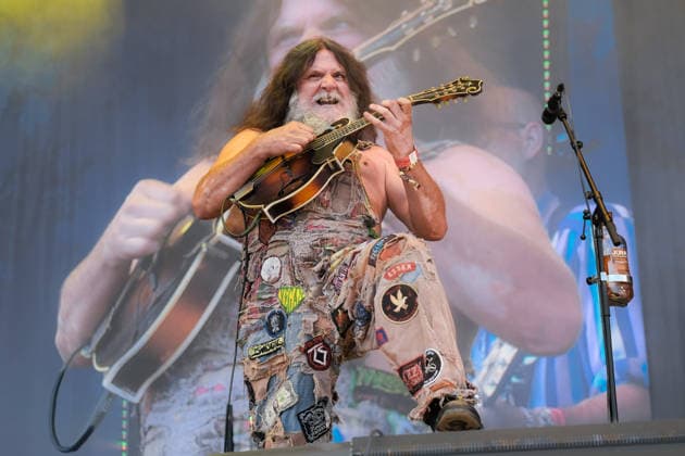 Hayseed Dixie perform live at Fairport Convention s Cropredy Festival in Williamscot - 15 Aug 2026 English mandolin player and multi-instrumentalist Hippy Joe Hymas, also known as Joe Revolta performing live on stage at Fairport s Cropredy Convention with American Rockgrass band Hayseed Dixie. Formed in Nashville, Tennessee, in 2000,Hayseed Dixie is an American band that quoined the term rockgrass, which is hard rock and heavy metal songs played on traditional bluegrass instruments with. Their name is a parody of heavy metal band AC DC. The band consists of John Wheeler Barley Scotch on vocals, guitars, fiddle, keyboards, Hippy Joe Hymas on mandolin, acoustic guitar, vocals Jake Byers on bass, vocals Richard Collins on Banjo and voc Copyright: xDawnxFletcher-Parkx xSOPAxImagesx hayseeddixie (2)