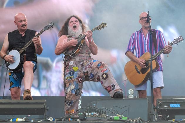 August 15, 2026, Williamscot, Oxfordshire, United Kingdom: l-r Richard Collins, Hippy Joe Hymas and John Wheeler with American rockgrass band Hayseed Dixie, performing live on stage at Fairport s Cropredy Convention. Formed in Nashville, Tennessee, in 2000,Hayseed Dixie is an American band that quoined the term rockgrass, which is hard rock and heavy metal songs played on traditional bluegrass instruments with. Their name is a parody of heavy metal band AC DC. The band consists of John Wheeler Barley Scotch on vocals, guitars, fiddle, keyboards, Hippy Joe Hymas on mandolin, acoustic guitar, vocals Jake Byers on bass, vocals Richard Collins on Banjo and vocals. Williamscot United Kingdom - ZUMAs197 20260815_aaa_s197_175 Copyright: xDawnxFletcher-Parkx