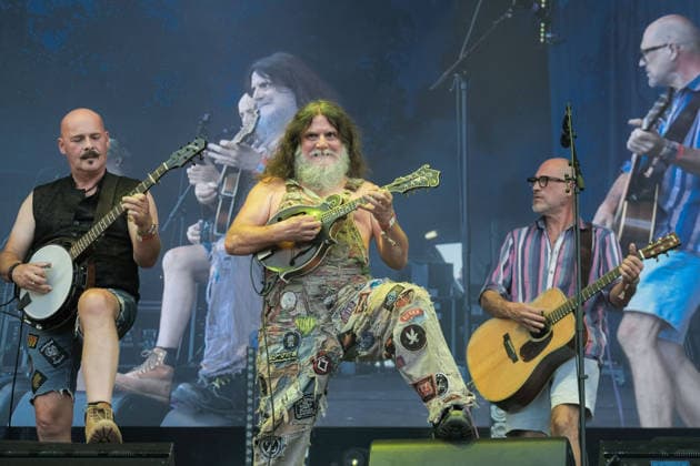 August 15, 2026, Williamscot, Oxfordshire, United Kingdom: l-r Richard Collins, Hippy Joe Hymas and John Wheeler with American rockgrass band Hayseed Dixie, performing live on stage at Fairport s Cropredy Convention. Formed in Nashville, Tennessee, in 2000,Hayseed Dixie is an American band that quoined the term rockgrass, which is hard rock and heavy metal songs played on traditional bluegrass instruments with. Their name is a parody of heavy metal band AC DC. The band consists of John Wheeler Barley Scotch on vocals, guitars, fiddle, keyboards, Hippy Joe Hymas on mandolin, acoustic guitar, vocals Jake Byers on bass, vocals Richard Collins on Banjo and vocals. Williamscot United Kingdom  - ZUMAs197 20260815_aaa_s197_192 Copyright: xDawnxFletcher-Parkx