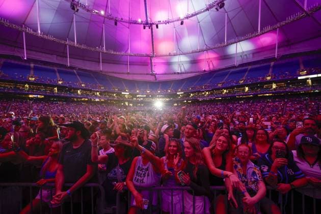 August 15, 2026, St. Petersburg, Florida, USA: Fans watch as Country recording artist Jordan Davis performs after the game between the Tampa Bay Rays and the Baltimore Orioles on Saturday, Aug. 15, 2026 in St. Petersburg. St. Petersburg USA - ZUMAs70_ 20260815_zan_s70_045 Copyright: xLuisxSantanax