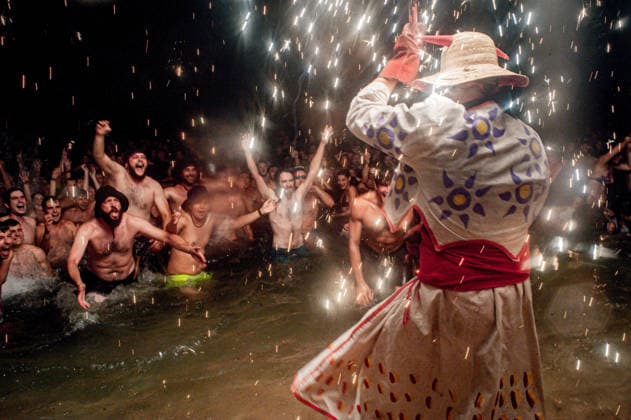 August 15, 2026, Badalona, Spain: People react as a Correfoc devil enters the sea during the August Festival in Badalona, north of Barcelona. The Correfoc, a traditional Catalan celebration featuring fireworks and fire-spitting performers, ends in the waters of Badalona beach. Badalona Spain  - ZUMAb137 20260815_fap_b137_005 Copyright: xJordixBoixareux