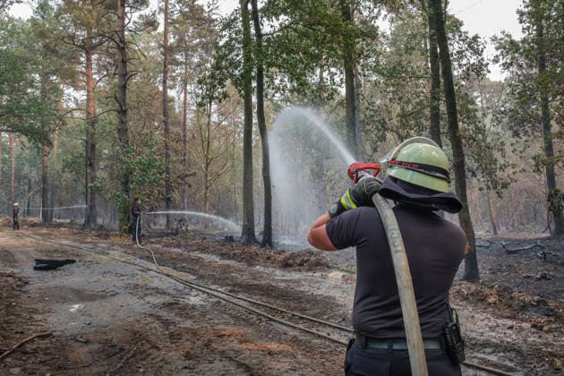 Loescharbeiten der Feuerwehr in Gebieten des Waldbrandes in Huertgewald (Hürtgenwald) im Kreis Dueren (Düren) (Foto vom 15.08.2026). Der Grossbrand in der Gemeinde in Huertgenwald hat sich in der Nacht zu Samstag nicht weiter ausgebreitet. 1.400 Einsatzkraefte sind im Einsatz. Der Brand war am Donnerstagabend in der Eifelgemeinde ausgebrochen und hatte sich am Freitag auf etwa 300 Hektar ausgebreitet, eine Flaeche fast so gross wie der Central Park in New York. Es ist der groesste jemals dokumentierte Waldbrand in Nordrhein-Westfalen. (Siehe epd-Bericht vom 15.08.2026) EDITORIAL USE ONLY *** Firefighters battling the wildfire in Huertgenwald, Düren District. Photo taken on August 15, 2026. The major fire in the municipality of Huertgenwal Copyright: epd-bild GuidoxSchiefer epd-Grossbrand_Huertgenwald21-kopieren