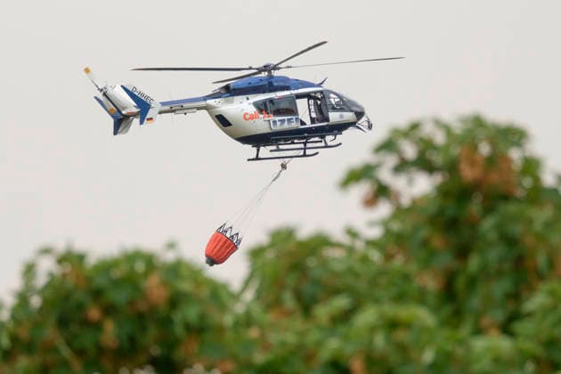 Hubschrauber der Bundespolizei im Einsatz beim Grossbrand im Wald von Huertgewald (Hürtgenwald) im Kreis Dueren (Düren) (Foto vom 15.08.2026). Der Grossbrand in der Gemeinde in Huertgenwald hat sich in der Nacht zu Samstag nicht weiter ausgebreitet. 1.400 Einsatzkraefte sind im Einsatz. Der Brand war am Donnerstagabend in der Eifelgemeinde ausgebrochen und hatte sich am Freitag auf etwa 300 Hektar ausgebreitet, eine Flaeche fast so gross wie der Central Park in New York. Es ist der groesste jemals dokumentierte Waldbrand in Nordrhein-Westfalen. (Siehe epd-Bericht vom 15.08.2026) EDITORIAL USE ONLY *** Federal Police helicopters in action during the major forest fire in Huertgenwald, in the district of Düren. Photo taken on August 15, 2026 Copyright: epd-bild GuidoxSchiefer 260815_Waldbrand_H__rtgenwald_37