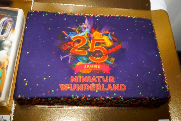 CNTV WUNDERLAND- Fuer jeder Neue Abteilung eroeffnung im Wunderland eine Torte fuer die Besucher bei 25 Jahre Miniatur Wunderland Die Besitzer Braun schmeissen eine große Party 16.AUGUST 2026 Hamburg Hafencity Hamburg Deutschland *** CNTV WUNDERLAND: For every new section that opens at Wunderland, there’s a cake for visitors. To celebrate 25 years of Miniatur Wunderland, the Braun family is throwing a big party on August 16, 2026, in Hamburg’s HafenCity, Hamburg, Germany.