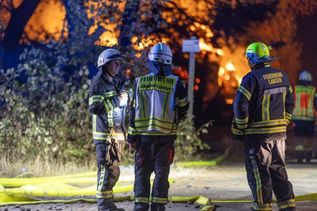 Großalarm nach Feuer in Reitanlage Reithalle und Lagerhalle in Vollbrand zwei Verletzte 200 Einsatzkräfte im Einsatz Am 15.08.2026 brannten in Heusenstamm im Landkreis Offenbach eine Reithalle und eine Lagerhalle einer Reitanlage in der Martinseestraße vollständig aus. Wegen der Trockenheit bestand hohe Ausbreitungsgefahr, zusätzlich kam es zu einem Waldbrand in unmittelbarer Nähe, weshalb Großalarm für die Feuerwehren im Kreis Offenbach ausgelöst wurde. Die Pferde der Anlage konnten in Sicherheit gebracht werden, Personen befanden sich nicht in den Gebäuden. Laut Pressesprecher Markus Tillmann vom Kreis Offenbach wurden eine Ersthelferin und eine Feuerwehrkraft verletzt. Rund 200 Einsatzkräfte aus dem gesamten Kreis