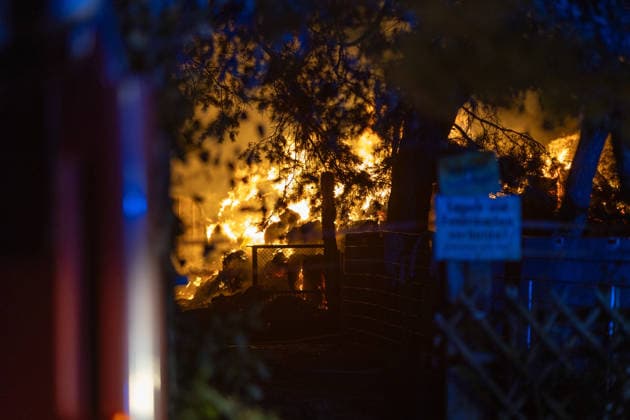 Großalarm nach Feuer in Reitanlage Reithalle und Lagerhalle in Vollbrand zwei Verletzte 200 Einsatzkräfte im Einsatz Am 15.08.2026 brannten in Heusenstamm im Landkreis Offenbach eine Reithalle und eine Lagerhalle einer Reitanlage in der Martinseestraße vollständig aus. Wegen der Trockenheit bestand hohe Ausbreitungsgefahr, zusätzlich kam es zu einem Waldbrand in unmittelbarer Nähe, weshalb Großalarm für die Feuerwehren im Kreis Offenbach ausgelöst wurde. Die Pferde der Anlage konnten in Sicherheit gebracht werden, Personen befanden sich nicht in den Gebäuden. Laut Pressesprecher Markus Tillmann vom Kreis Offenbach wurden eine Ersthelferin und eine Feuerwehrkraft verletzt. Rund 200 Einsatzkräfte aus dem gesamten Kreis