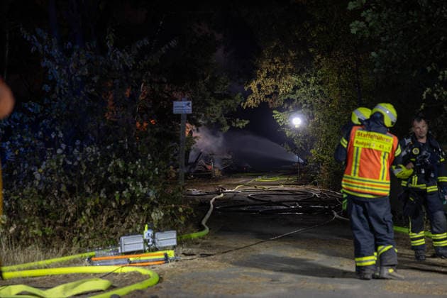 Großalarm nach Feuer in Reitanlage Reithalle und Lagerhalle in Vollbrand zwei Verletzte 200 Einsatzkräfte im Einsatz Am 15.08.2026 brannten in Heusenstamm im Landkreis Offenbach eine Reithalle und eine Lagerhalle einer Reitanlage in der Martinseestraße vollständig aus. Wegen der Trockenheit bestand hohe Ausbreitungsgefahr, zusätzlich kam es zu einem Waldbrand in unmittelbarer Nähe, weshalb Großalarm für die Feuerwehren im Kreis Offenbach ausgelöst wurde. Die Pferde der Anlage konnten in Sicherheit gebracht werden, Personen befanden sich nicht in den Gebäuden. Laut Pressesprecher Markus Tillmann vom Kreis Offenbach wurden eine Ersthelferin und eine Feuerwehrkraft verletzt. Rund 200 Einsatzkräfte aus dem gesamten Kreis