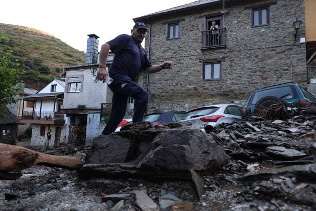 Two women died and two minors sustained minor injuries in the flash flood in Manzaneda de Valdueza, León. Streets were covered in mud as a result of the flash flood that occurred on the afternoon of Saturday, August 15, as of August 16, 2026, in Manzaneda de Valdueza, Ponferrada, León, Castile and León, Spain. A flash flood triggered a landslide on the hillside, and the water and mud rushed down Calle de la Iglesia, flooding a wine cellar and causing the deaths of two women, aged approximately 60 and 80, and causing minor injuries to two minors. AUGUST 16, 2026 FLASH FLOOD LANDSLIDE Manzaneda de Valdueza, Ponferrada Manzaneda de Valdueza, Ponferrada, Spain  Copyright: xFernandoxOterox 7716100