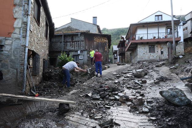 News Bilder des Tages Two women died and two minors sustained minor injuries in the flash flood in Manzaneda de Valdueza, León. Streets were covered in mud as a result of the flash flood that occurred on the afternoon of Saturday, August 15, as of August 16, 2026, in Manzaneda de Valdueza, Ponferrada, León, Castile and León, Spain. A flash flood triggered a landslide on the hillside, and the water and mud rushed down Calle de la Iglesia, flooding a wine cellar and causing the deaths of two women, aged approximately 60 and 80, and causing minor injuries to two minors. AUGUST 16, 2026 FLASH FLOOD LANDSLIDE Manzaneda de Valdueza, Ponferrada Manzaneda de Valdueza, Ponferrada, Spain  Copyright: xFernandoxOterox 7716103