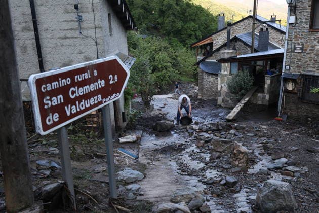 Two women died and two minors sustained minor injuries in the flash flood in Manzaneda de Valdueza, León. Streets were covered in mud as a result of the flash flood that occurred on the afternoon of Saturday, August 15, as of August 16, 2026, in Manzaneda de Valdueza, Ponferrada, León, Castile and León, Spain. A flash flood triggered a landslide on the hillside, and the water and mud rushed down Calle de la Iglesia, flooding a wine cellar and causing the deaths of two women, aged approximately 60 and 80, and causing minor injuries to two minors. AUGUST 16, 2026 FLASH FLOOD LANDSLIDE Manzaneda de Valdueza, Ponferrada Manzaneda de Valdueza, Ponferrada, Spain  Copyright: xFernandoxOterox 7716104