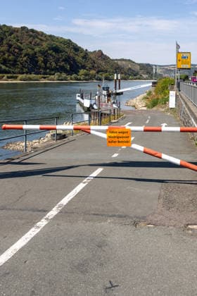 Niedrigwasser am Rhein nach langer Dürrephase, Kaub, 15.08.2026 Eine Rheinfähre ist wegen Niedrigwasser außer Betrieb, eine Absperrschranke mit Hinweisschild versperrt die Zufahrt zur Anlegestelle. Die Fähre liegt still am Ufer, während der Rhein einen deutlich abgesenkten Wasserstand zeigt. Kaub Rheinland-Pfalz Deutschland *** Low water levels on the Rhine following a long period of drought, Kaub, August 15, 2026 A Rhine ferry is out of service due to low water levels; a barrier with a sign blocks access to the landing stage. The ferry lies idle on the bank, while the Rhine shows a significantly lower water level. Kaub, Rhineland-Palatinate, Germany 20260815-286A5832-M4000