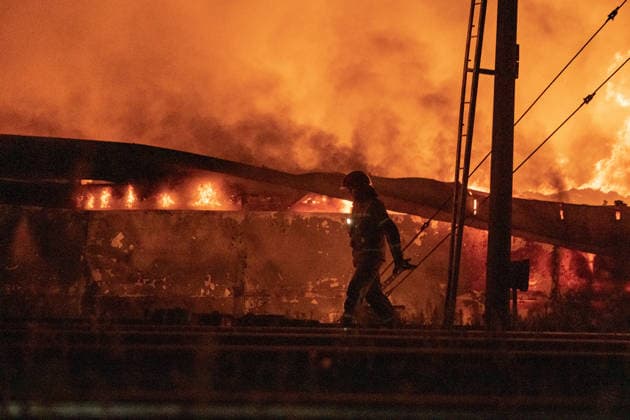 August 16, 2026, Kyiv, Ukraine: People stand near railway tracks as a fire burns following a russian missile attack in Kyiv, Ukraine Kyiv Ukraine - ZUMAs319 20260816_znp_s319_006 Copyright: xGabyxSchuetzex