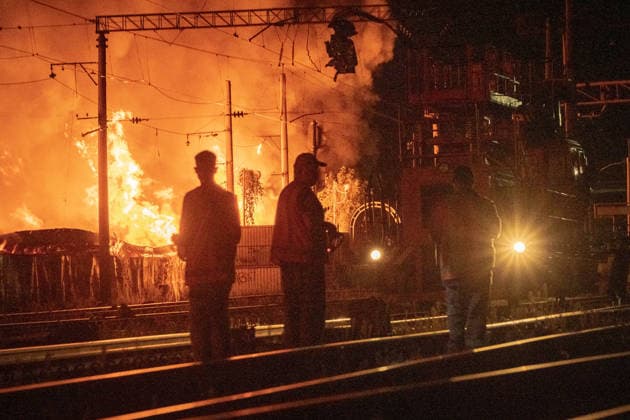 August 16, 2026, Kyiv, Ukraine: People stand near railway tracks as a fire burns following a russian missile attack in Kyiv, Ukraine Kyiv Ukraine - ZUMAs319 20260816_znp_s319_007 Copyright: xGabyxSchuetzex