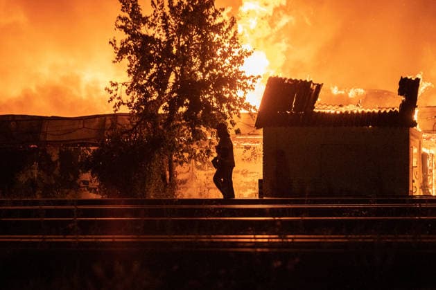 August 16, 2026, Kyiv, Ukraine: People stand near railway tracks as a fire burns following a russian missile attack in Kyiv, Ukraine Kyiv Ukraine - ZUMAs319 20260816_znp_s319_009 Copyright: xGabyxSchuetzex