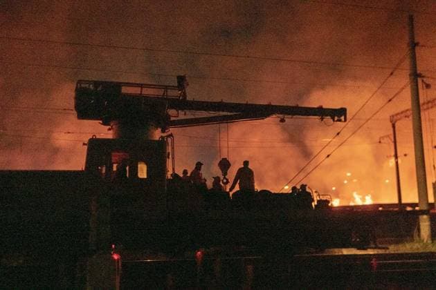 August 16, 2026, Kyiv, Ukraine: People stand near railway tracks as a fire burns following a russian missile attack in Kyiv, Ukraine Kyiv Ukraine - ZUMAs319 20260816_znp_s319_010 Copyright: xGabyxSchuetzex