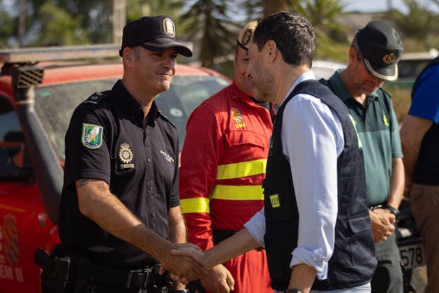 The President of the Regional Government Visits the Command Post for the Niebla Fire The President of the Regional Government of Andalusia, Juanma Moreno, greets members of the emergency response team during his visit to the command post for the Niebla fire August 16, 2026, in Niebla, Huelva, Andalusia, Spain The president of the Andalusian Regional Government, Juanma Moreno, is visiting the Niebla fire command post this Sunday to provide an update on the fire that broke out on August 6, 2026. August 16, 2026, Niebla, Huelva, Andalusia. Niebla, Huelva, Andalusia, Spain  Copyright: xClaraxCarrascox 7716258