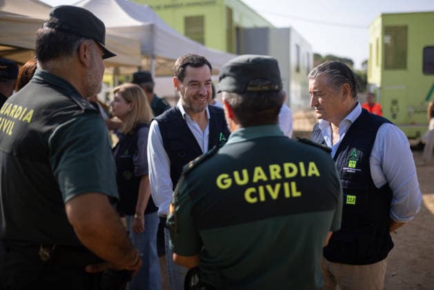 The President of the Regional Government Visits the Command Post for the Niebla Fire The President of the Regional Government of Andalusia, Juanma Moreno, greets members of the emergency response team during his visit to the command post for the Niebla fire August 16, 2026, in Niebla, Huelva, Andalusia, Spain The president of the Andalusian Regional Government, Juanma Moreno, is visiting the Niebla fire command post this Sunday to provide an update on the fire that broke out on August 6, 2026. August 16, 2026, Niebla, Huelva, Andalusia. Niebla, Huelva, Andalusia, Spain  Copyright: xClaraxCarrascox 7716261