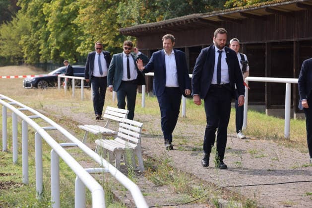 News Bilder des Tages SPD RLP 3 ex und ein Parteivorsitzender 16.08.2026, Germany , Rheinland-Pfalz, SPD, Bundesfinanzminister Lars Klingbeil ( Parteivorsitzender), ehem. Ministerpräsidenten Alexander Schweitzer und Ehefrau brabara, Kurt Beck und Rudlof Scharping , Pfalztreffen der SPD, 250 Gäste, 9 Sicherheitskräfte des Bundesfinanzministers, Portrait, gestik, Plakate, Rede, Zigaretten, Steuer, Kaffee, Hasloch Rheinland Pfalz Germany *** SPD RLP 3 former members and a party chairman, August 16, 2026, Germany, Rhineland-Palatinate, SPD, Federal Minister of Finance Lars Klingbeil (party chairman), former Minister-President Alexander Schweitzer and his wife Barbara, Kurt Beck and Rudolf Scharping, SPD Palatinate meeting, 250 guests, 9 security personnel for th