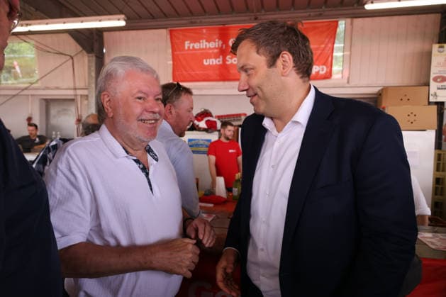 SPD RLP 3 ex und ein Parteivorsitzender 16.08.2026, Germany , Rheinland-Pfalz, SPD, Bundesfinanzminister Lars Klingbeil ( Parteivorsitzender), ehem. Ministerpräsidenten Alexander Schweitzer und Ehefrau brabara, Kurt Beck und Rudlof Scharping , Pfalztreffen der SPD, 250 Gäste, 9 Sicherheitskräfte des Bundesfinanzministers, Portrait, gestik, Plakate, Rede, Zigaretten, Steuer, Kaffee, Hasloch Rheinland Pfalz Germany *** SPD RLP 3 former members and a party chairman, August 16, 2026, Germany, Rhineland-Palatinate, SPD, Federal Minister of Finance Lars Klingbeil (party chairman), former Minister-President Alexander Schweitzer and his wife Barbara, Kurt Beck and Rudolf Scharping, SPD Palatinate meeting, 250 guests, 9 security personnel for th