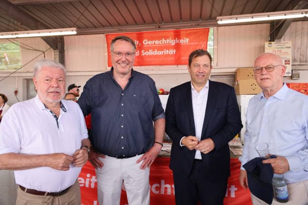 SPD RLP 3 ex und ein Parteivorsitzender 16.08.2026, Germany , Rheinland-Pfalz, SPD, Bundesfinanzminister Lars Klingbeil ( Parteivorsitzender), ehem. Ministerpräsidenten Alexander Schweitzer und Ehefrau brabara, Kurt Beck und Rudlof Scharping , Pfalztreffen der SPD, 250 Gäste, 9 Sicherheitskräfte des Bundesfinanzministers, Portrait, gestik, Plakate, Rede, Zigaretten, Steuer, Kaffee, Hasloch Rheinland Pfalz Germany *** SPD RLP 3 former members and a party chairman, August 16, 2026, Germany, Rhineland-Palatinate, SPD, Federal Minister of Finance Lars Klingbeil (party chairman), former Minister-President Alexander Schweitzer and his wife Barbara, Kurt Beck and Rudolf Scharping, SPD Palatinate meeting, 250 guests, 9 security personnel for th