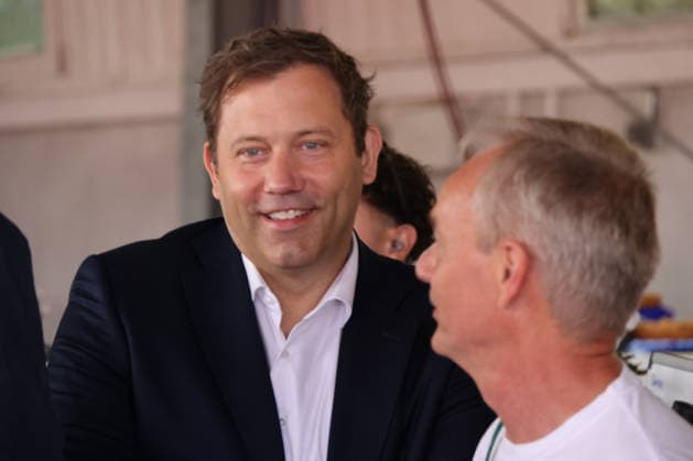 SPD RLP 3 ex und ein Parteivorsitzender 16.08.2026, Germany , Rheinland-Pfalz, SPD, Bundesfinanzminister Lars Klingbeil ( Parteivorsitzender), ehem. Ministerpräsidenten Alexander Schweitzer und Ehefrau brabara, Kurt Beck und Rudlof Scharping , Pfalztreffen der SPD, 250 Gäste, 9 Sicherheitskräfte des Bundesfinanzministers, Portrait, gestik, Plakate, Rede, Zigaretten, Steuer, Kaffee, Hasloch Rheinland Pfalz Germany *** SPD RLP 3 former members and a party chairman, August 16, 2026, Germany, Rhineland-Palatinate, SPD, Federal Minister of Finance Lars Klingbeil (party chairman), former Minister-President Alexander Schweitzer and his wife Barbara, Kurt Beck and Rudolf Scharping, SPD Palatinate meeting, 250 guests, 9 security personnel for th