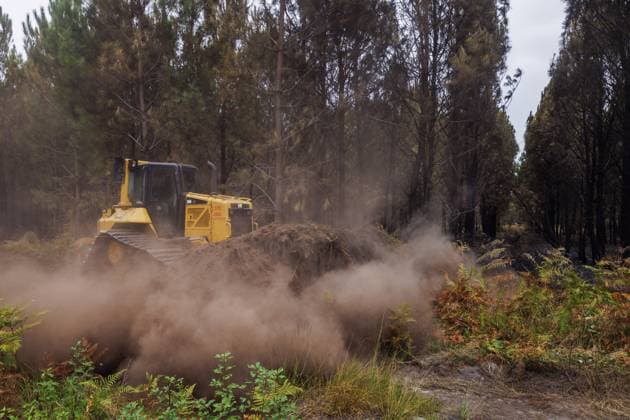 Luglon, Frankreich, 2026-08-16 11:08:56 Luglon, 16-08-2026, a bulldozer creates a fire lane. Photo: NLBeeld Robert Meerding Credit: NL Beeld Robert Meerding Inc  Copyright: xx x