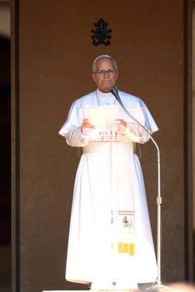 IPA87534796 - CASTEL GANDOLFO (RM) - Italy, August 16, 2026: Pope Leo XIV leads the Angelus prayer from the papal residence overlooking Piazza della LibertÃ in Castel Gandolfo, addressing the faithful and pilgrims who have come from various locations to participate in the traditional Sunday event. At the conclusion of the prayer, the Pontiff greets those present and imparts the Apostolic Blessing.  Copyright: xmarcoxiacobuccix xmarcoxiacobuccix 87534796