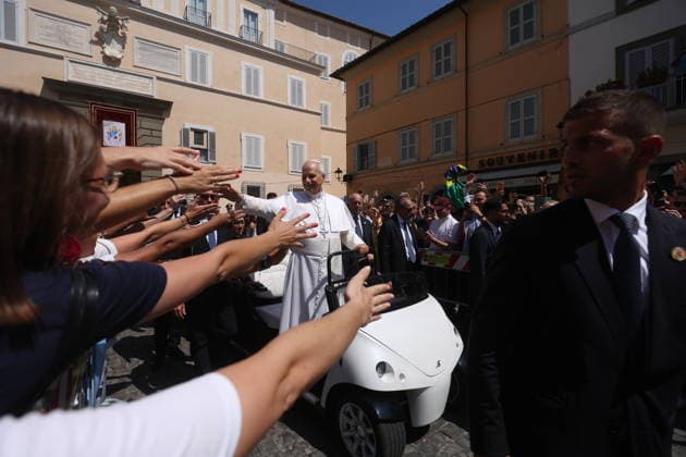IPA87534891 - CASTEL GANDOLFO (RM) - Italy, August 16, 2026: Pope Leo XIV leads the Angelus prayer from the papal residence overlooking Piazza della LibertÃ in Castel Gandolfo, addressing the faithful and pilgrims who have come from various locations to participate in the traditional Sunday event. At the conclusion of the prayer, the Pontiff greets those present and imparts the Apostolic Blessing.  Copyright: xmarcoxiacobuccix xmarcoxiacobuccix 87534891