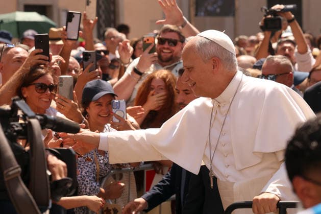 IPA87534937 - CASTEL GANDOLFO (RM) - Italy, August 16, 2026: Pope Leo XIV leads the Angelus prayer from the papal residence overlooking Piazza della LibertÃ in Castel Gandolfo, addressing the faithful and pilgrims who have come from various locations to participate in the traditional Sunday event. At the conclusion of the prayer, the Pontiff greets those present and imparts the Apostolic Blessing.  Copyright: xmarcoxiacobuccix xmarcoxiacobuccix 87534937