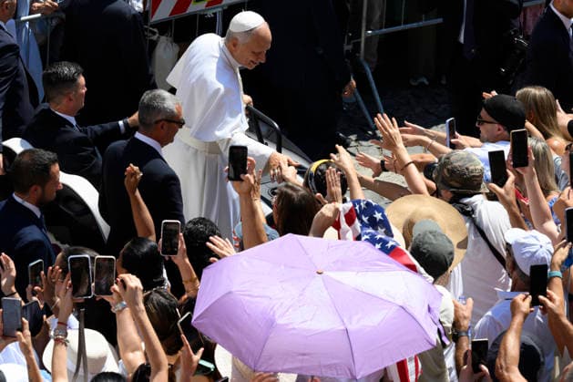 ITALY - POPE LEO XIV DURING THE ANGELUS PRAYER IN PIAZZA DELLA LIBERTA IN CASTEL GANDOLFO - 2026 8 16 Italy, Castel Gandolfo , Vatican, 2026 8 16 Pope Leo XIV during the Angelus prayer in Piazza della Liberta in Castel Gandolfo, near Rome EDITORIAL USE ONLY - NO BOOKS Copyright: xVATICANxMEDIAx