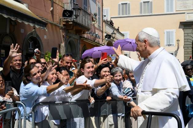 ITALY - POPE LEO XIV DURING THE ANGELUS PRAYER IN PIAZZA DELLA LIBERTA IN CASTEL GANDOLFO - 2026 8 16 Italy, Castel Gandolfo , Vatican, 2026 8 16 Pope Leo XIV during the Angelus prayer in Piazza della Liberta in Castel Gandolfo, near Rome EDITORIAL USE ONLY - NO BOOKS Copyright: xVATICANxMEDIAx