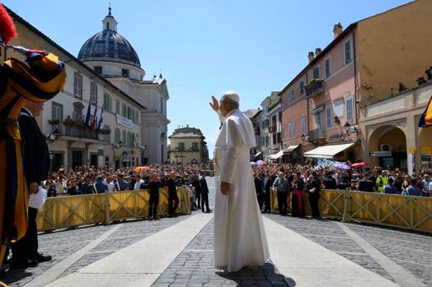 ITALY - POPE LEO XIV DURING THE ANGELUS PRAYER IN PIAZZA DELLA LIBERTA IN CASTEL GANDOLFO - 2026 8 16 Italy, Castel Gandolfo , Vatican, 2026 8 16 Pope Leo XIV during the Angelus prayer in Piazza della Liberta in Castel Gandolfo, near Rome EDITORIAL USE ONLY - NO BOOKS Copyright: xVATICANxMEDIAx