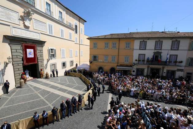 ITALY - POPE LEO XIV DURING THE ANGELUS PRAYER IN PIAZZA DELLA LIBERTA IN CASTEL GANDOLFO - 2026 8 16 Italy, Castel Gandolfo , Vatican, 2026 8 16 Pope Leo XIV during the Angelus prayer in Piazza della Liberta in Castel Gandolfo, near Rome EDITORIAL USE ONLY - NO BOOKS Copyright: xVATICANxMEDIAx