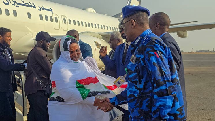 News Bilder des Tages 150 Sudanese return home from Kampala under voluntary return program KHARTOUM, SUDAN - AUGUST 16: Sudanese citizens disembark from a plane carrying 150 people from Kampala, Uganda, under a voluntary return program to Khartoum, Sudan, on August 16, 2026, as residents continue returning to the capital after the Sudanese army regained full control of the city on May 21, 2025, amid the ongoing economic and humanitarian crisis caused by the conflict that began between the army and the Rapid Support Forces (RSF) on April 15, 2023. Nezar Abdallah Basheer Anadolu Khartoum Sudan. Editorial use only. Please get in touch for any other usage.  Copyright: x2026xAnadoluxNezarxAbdallahxBasheerx