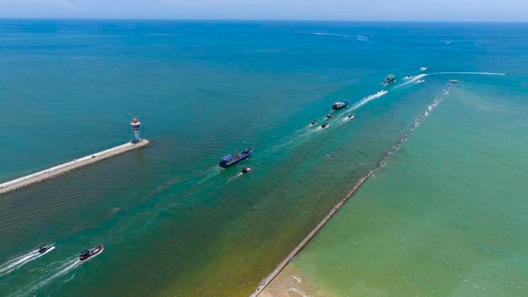 (260816) -- QIONGHAI, Aug. 16, 2026 -- An aerial drone photo taken on Aug. 16, 2026 shows fishing boats departing for fishing from Tanmen port in Qionghai, south China s Hainan Province. The fishing season of the South China Sea kicked off at noon on Sunday after this summer s three-and-a-half-month fishing ban. (Photo by Xinhua) CHINA-SOUTH CHINA SEA-FISHING SEASON-KICK OFF (CN) MengxZhongde 
