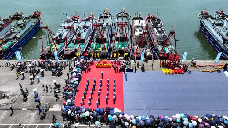 (260816) -- QINZHOU, Aug. 16, 2026 -- A drone photo taken on Aug. 16, 2026 shows a ceremony celebrating a new fishing season at Longmen port in Qinzhou, south China s Guangxi Zhuang Autonomous Region. The fishing season of the South China Sea kicked off at noon on Sunday after this summer s three-and-a-half-month fishing ban. (Photo by Xinhua) CHINA-SOUTH CHINA SEA-FISHING SEASON-KICK OFF (CN) AoxShuaichang 