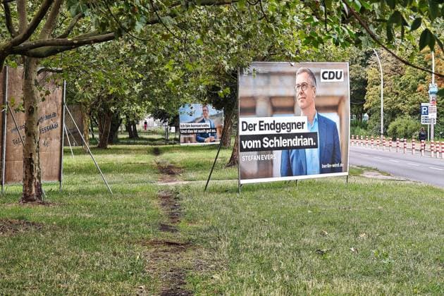 Berlin, Deutschland, 16.08.2026: Wahlplakat mit Stefan Evers, CDU, und dem Slogan Der Endgegner vom Schlendrian *** Berlin, Germany, August 16, 2026 Election poster featuring Stefan Evers of the CDU and the slogan The Final Boss of Sloppiness Copyright: xdtsxNachrichtenagenturx dts_130300