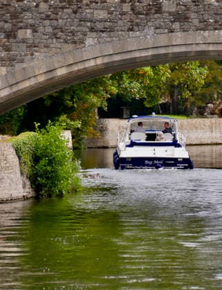 Seasonal weather People out and about by the River Thames on an overcast afternoon., Credit:Geoffrey Swaine Geoff Swaine - B4563 Avalon UK, Oxfordshire, Abingdon  Copyright: xGeoffreyxSwainex xGeoffxSwainex-xB4563x xAvalonx 1124072776