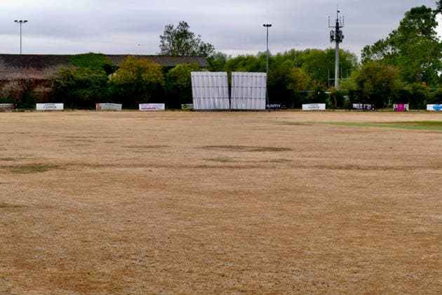 Seasonal weather Abingdon Vale cricket pitch completely parched after the drought., Credit:Geoffrey Swaine Geoff Swaine - B4563 Avalon UK, Oxfordshire, Abingdon  Copyright: xGeoffreyxSwainex xGeoffxSwainex-xB4563x xAvalonx 1124072990