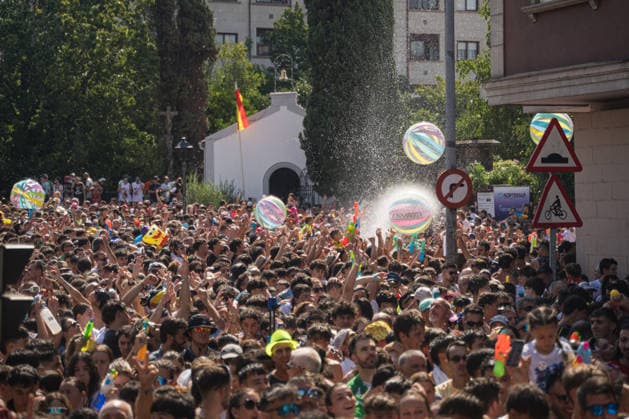 Water Festival in Vilagarcía de Arousa, Pontevedra: Dozens of people gathered during the Water Festival on August 16, 2026, in Vilagarcía de Arousa, Pontevedra, Galicia, Spain. This festival is part of the patron saint festivities of San Roque. The day begins with the procession of the statue of San Roque from the church to its chapel, where the opening proclamation is read; the person in charge of delivering it is kept secret until the last moment. Then the Water Festival procession sets off toward the center of Vilagarcía, and along the way, participants ask residents on their balconies for water, to which the residents respond by dousing them with water from hoses and buckets. AUGUST 16, 2026 SUMMER FESTIVAL Elena Ferná Arousa, Ponteved  Copyright: xElenaxFernandezx 7716491