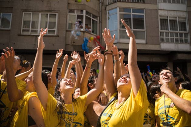 Water Festival in Vilagarcía de Arousa, Pontevedra: Dozens of people gathered during the Water Festival on August 16, 2026, in Vilagarcía de Arousa, Pontevedra, Galicia, Spain. This festival is part of the patron saint festivities of San Roque. The day begins with the procession of the statue of San Roque from the church to its chapel, where the opening proclamation is read; the person in charge of delivering it is kept secret until the last moment. Then the Water Festival procession sets off toward the center of Vilagarcía, and along the way, participants ask residents on their balconies for water, to which the residents respond by dousing them with water from hoses and buckets. AUGUST 16, 2026 SUMMER FESTIVAL Elena Ferná Arousa, Ponteved  Copyright: xElenaxFernandezx 7716496