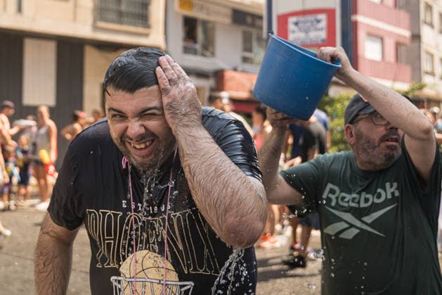 Water Festival in Vilagarcía de Arousa, Pontevedra: Several people during the Water Festival on August 16, 2026, in Vilagarcía de Arousa, Pontevedra, Galicia, Spain. This festival is part of the patron saint festivities of San Roque. The day begins with the procession of the statue of San Roque from the church to its chapel, where the opening proclamation is read; the person in charge of delivering it is kept secret until the last moment. Then the Water Festival procession sets off toward the center of Vilagarcía, and along the way, participants ask residents on their balconies for water, to which the residents respond by spraying them with water from hoses and buckets. AUGUST 16, 2026 SUMMER FESTIVAL Elena Ferná Arousa, Pontevedra, Galici  Copyright: xElenaxFernandezx 7716509