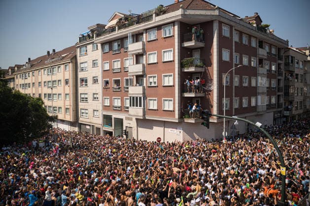 Water Festival in Vilagarcía de Arousa, Pontevedra: Dozens of people gathered during the Water Festival on August 16, 2026, in Vilagarcía de Arousa, Pontevedra, Galicia, Spain. This festival is part of the patron saint festivities of San Roque. The day begins with the procession of the statue of San Roque from the church to its chapel, where the opening proclamation is read; the person in charge of delivering it is kept secret until the last moment. Then the Water Festival procession sets off toward the center of Vilagarcía, and along the way, participants ask residents on their balconies for water, to which the residents respond by spraying them with water from hoses and buckets. AUGUST 16, 2026 SUMMER FESTIVAL Elena Ferná Arousa, Ponteve  Copyright: xElenaxFernandezx 7716488
