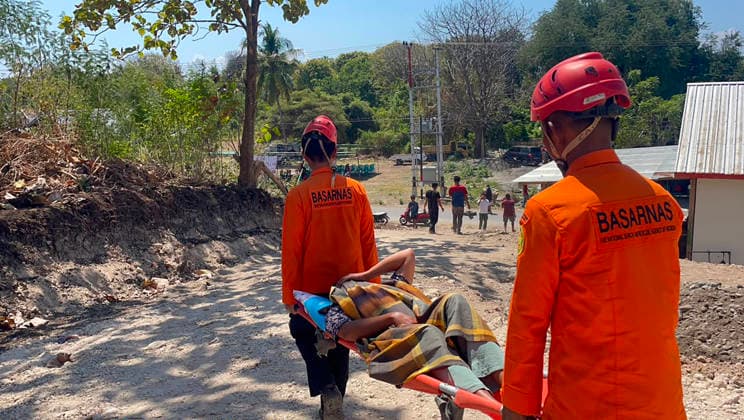 (260816) -- JAKARTA, Aug. 16, 2026 -- This photo provided by Indonesia s National Search And Rescue Agency () shows rescuers evacuating an injured person after an earthquake, on Flores Island, Indonesia, on Aug. 16, 2026. Indonesia s East Nusa Tenggara provincial government has declared a 14-day emergency response status following a 7.7-magnitude earthquake that struck Flores Island on Aug. 15, according to a provincial government decree. ( Handout via Xinhua) INDONESIA-EARTHQUAKE-EMERGENCY RESPONSE STATUS Basarnas 
