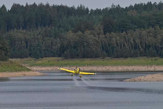 Fire in the Belgian High Fens JALHAY, BELGIUM - AUGUST 16 : A water bomber aircraft on the dam of Eupen during an important fire that has broken out in the Belgian High Fens on August 16, 2026 in Jalhay, Belgium, 16 08 2026 Jalhay Belgium  Copyright: xDhax