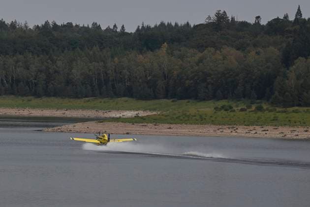 Fire in the Belgian High Fens JALHAY, BELGIUM - AUGUST 16 : A water bomber aircraft on the dam of Eupen during an important fire that has broken out in the Belgian High Fens on August 16, 2026 in Jalhay, Belgium, 16 08 2026 Jalhay Belgium  Copyright: xDhax